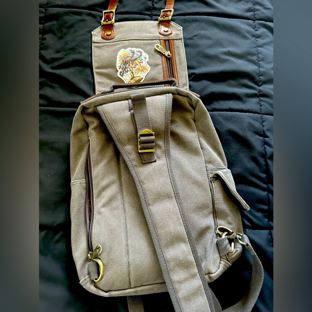 One strap backpack with 8 pockets - Picture 5 of 6
